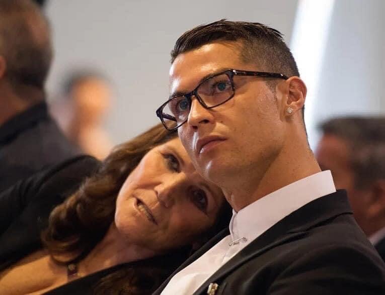 Një gazetar e pyet Cristiano Ronaldon:“Pse nëna juaj jeton ende me ju?