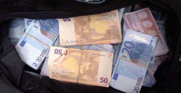 Gati 33 mijë euro nëpër çanta gjenden në një veturë