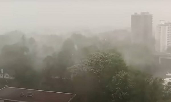 Stuhi e fortë “godet” kete qytet, rrëzohet shtylla elektrike