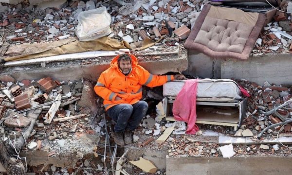 Fotografia zemërthyese e tërmetit: E mbuluar nga rrënojat, babai nuk i lëshon dorën vajzës së pajetë(foto)