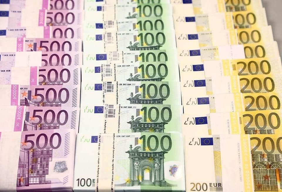 7000 euro false i futën në postë, arrestohen dy persona