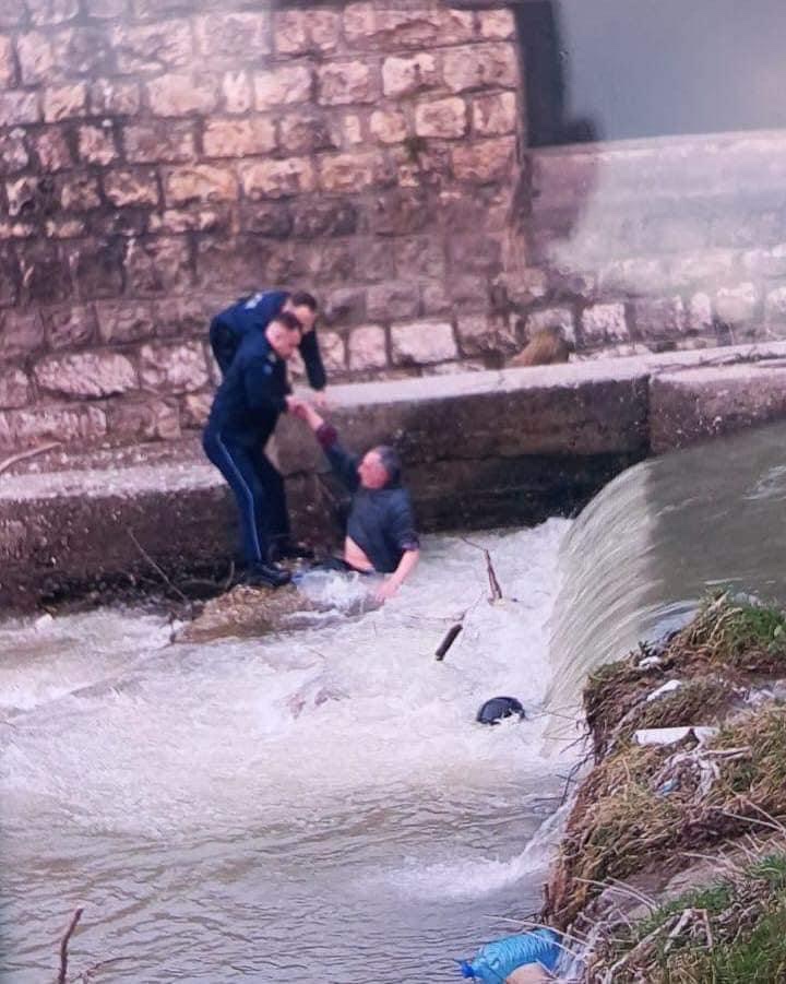 Dy policë  shpëtojnë të moshuarin i cili kishte rënë në lum