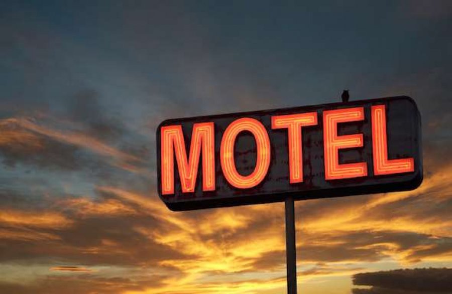 Një 77-vjeçar vdes në një motel