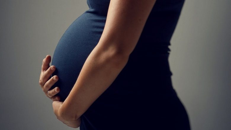 Tronditëse: 13-vjeçarja  ngelet shtatzënë nga bashkëjetesa me një person të rritur