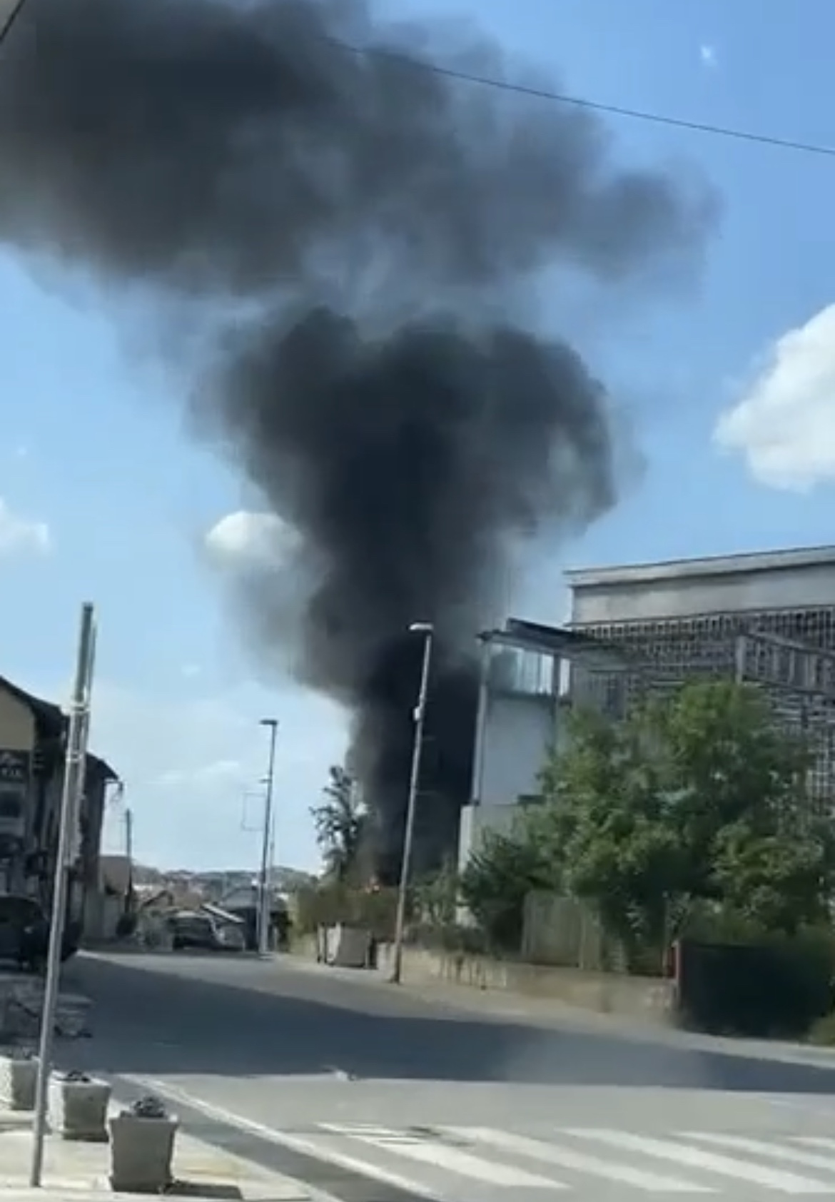 Zjarri përfshin një pjesë të podrumit në Suharekë(video)